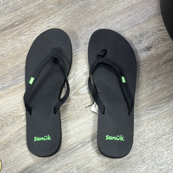 Sanuk Black Sandals with Green Logo Size 10 - Picture 1 of 3